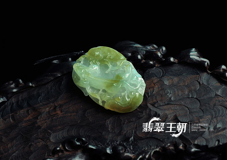 冰种黄翡缅甸翡翠草龙挂件