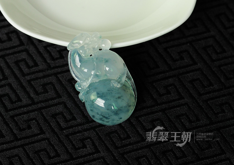冰种飘蓝花缅甸翡翠古龙戏珠挂件