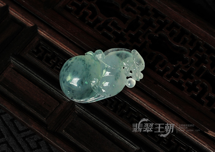 冰种飘蓝花缅甸翡翠古龙戏珠挂件