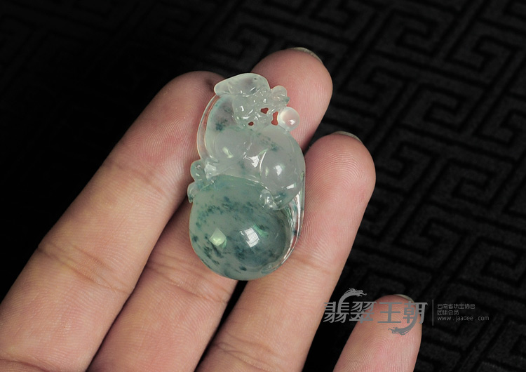 冰种飘蓝花缅甸翡翠古龙戏珠挂件