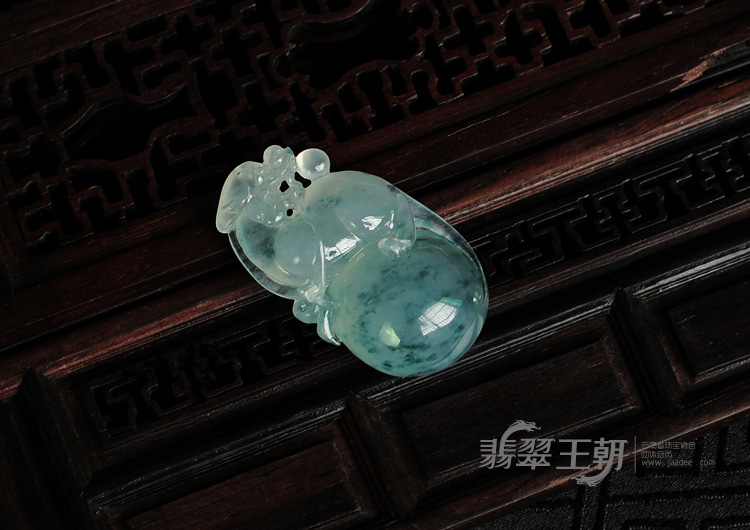 冰种飘蓝花缅甸翡翠古龙戏珠挂件
