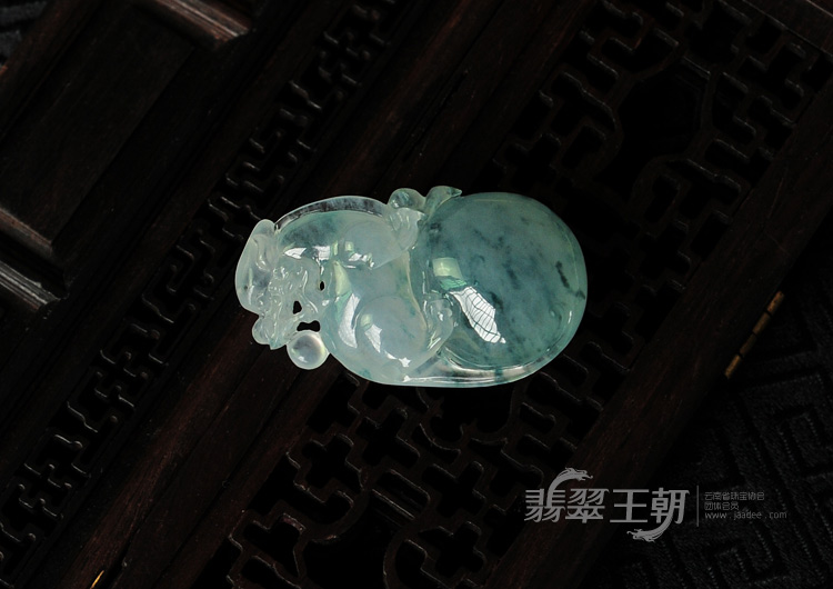 冰种飘蓝花缅甸翡翠古龙戏珠挂件