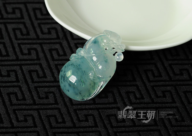 冰种飘蓝花缅甸翡翠古龙戏珠挂件
