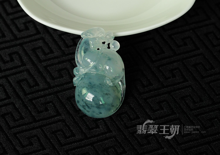 冰种飘蓝花缅甸翡翠古龙戏珠挂件