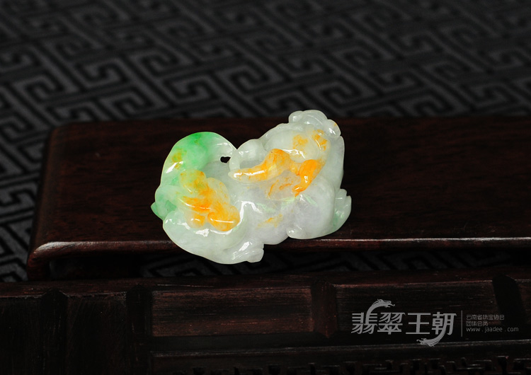 糯冰种黄加绿缅甸翡翠貔貅挂件