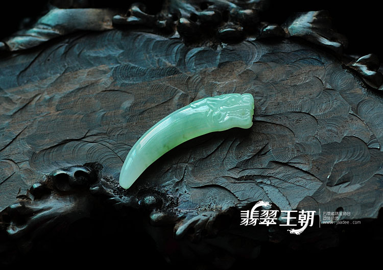 冰种飘花缅甸翡翠龙牙挂件