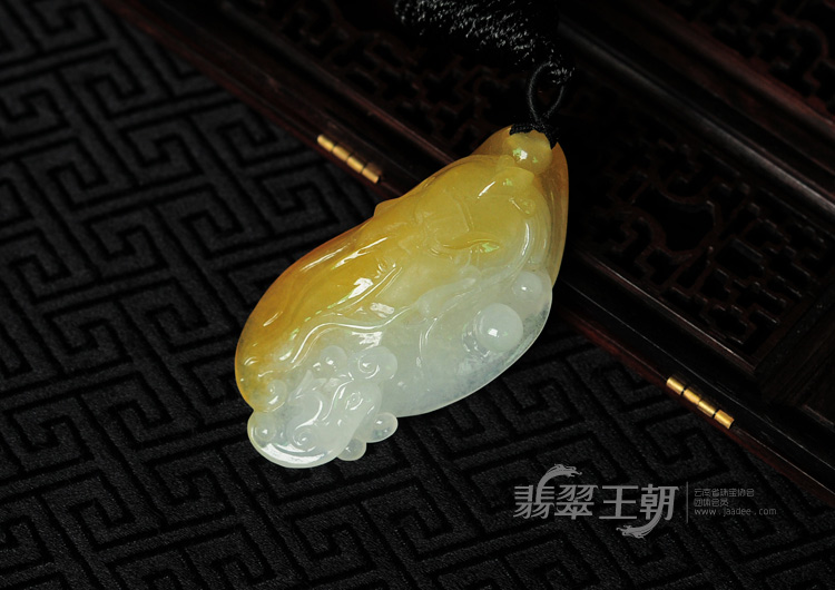 冰种鸡油黄缅甸翡翠关公头挂件