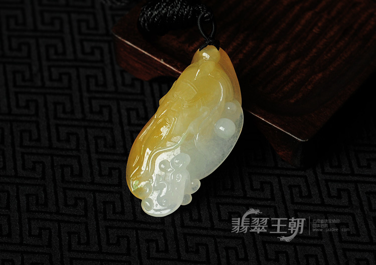 冰种鸡油黄缅甸翡翠关公头挂件