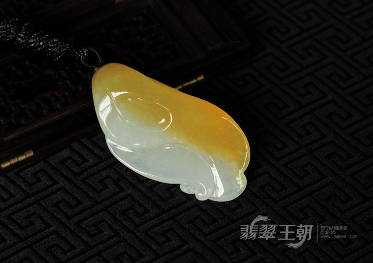 冰种鸡油黄缅甸翡翠关公头挂件