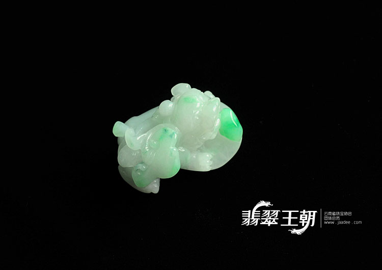 糯冰种飘翠缅甸翡翠貔貅挂件