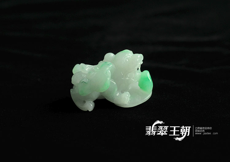 糯冰种飘翠缅甸翡翠貔貅挂件