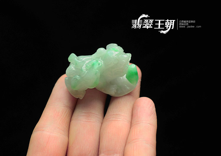 糯冰种飘翠缅甸翡翠貔貅挂件