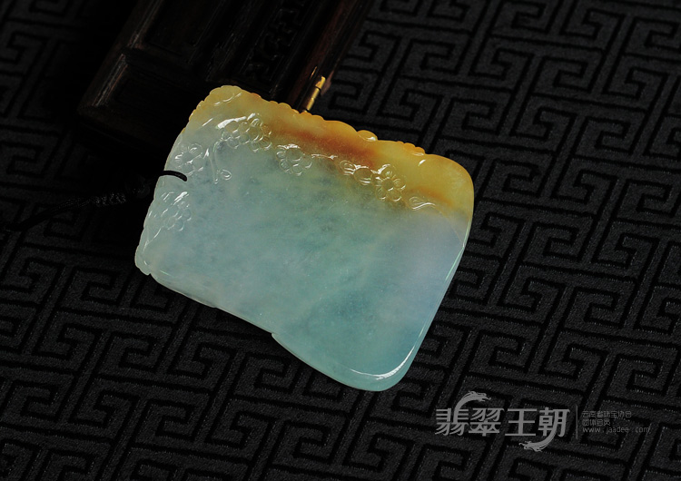 冰种淡三彩缅甸翡翠岁寒三友挂件