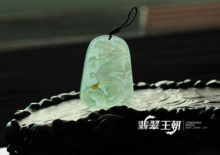 冰种晴水略带黄翡缅甸翡翠龙牌挂件
