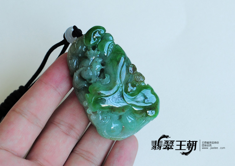 糯冰种阳绿缅甸翡翠年年有余挂件
