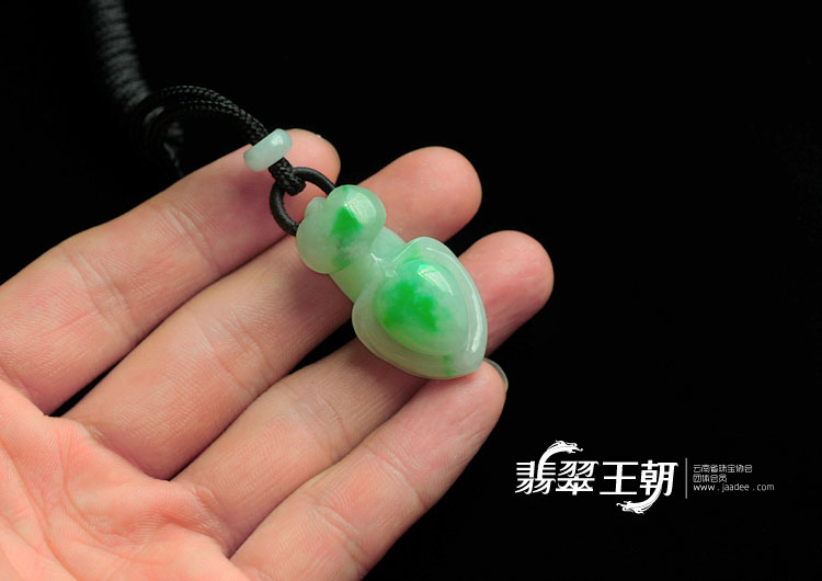 糯冰种翠色缅甸翡翠心心相映挂件