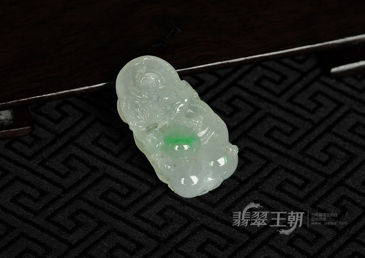 冰种飘翠缅甸翡翠飞龙在天挂件