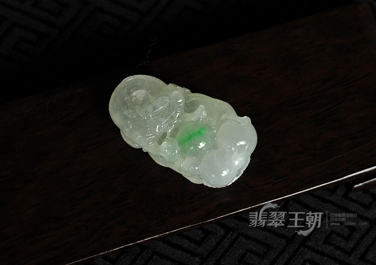冰种飘翠缅甸翡翠飞龙在天挂件