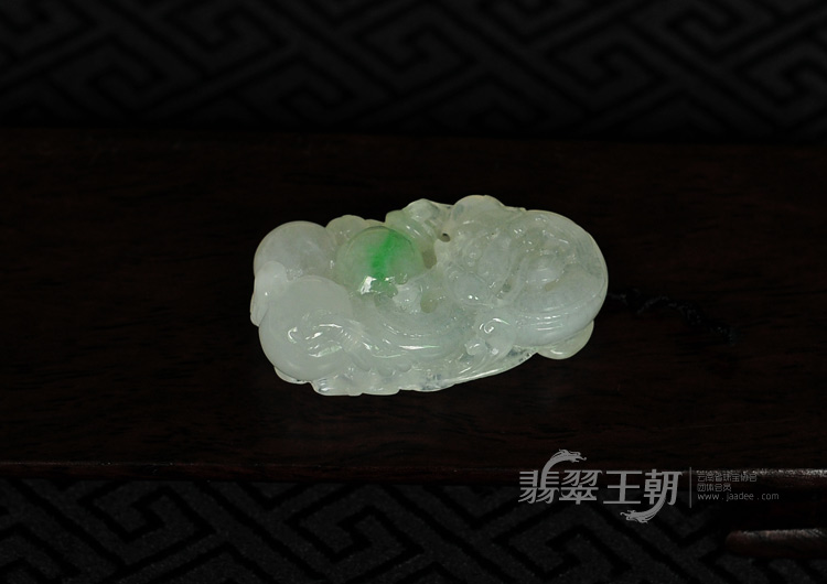 冰种飘翠缅甸翡翠飞龙在天挂件
