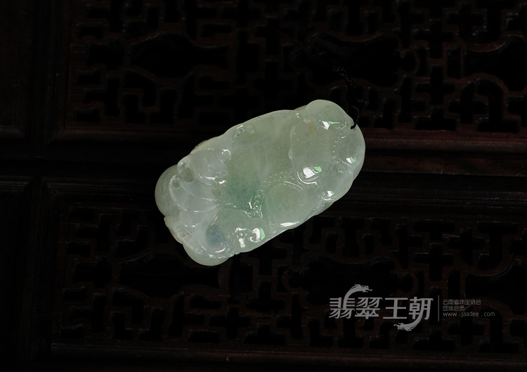 冰种飘翠缅甸翡翠飞龙在天挂件