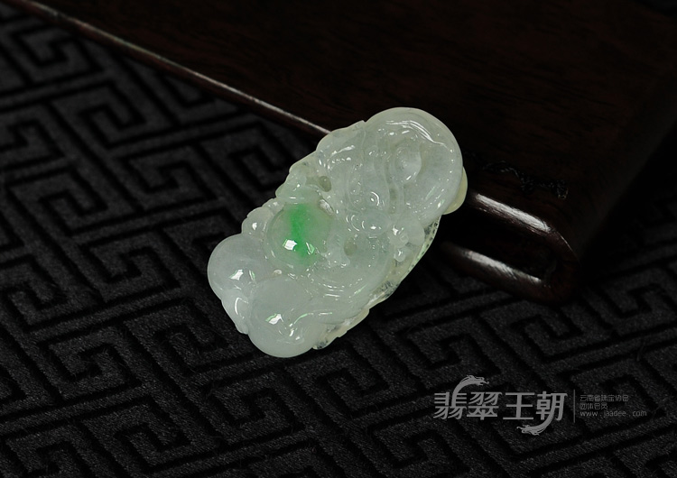 冰种飘翠缅甸翡翠飞龙在天挂件