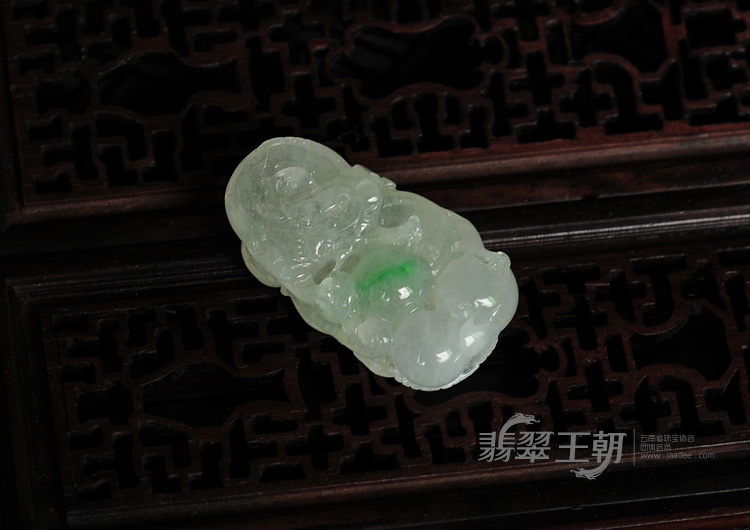 冰种飘翠缅甸翡翠飞龙在天挂件