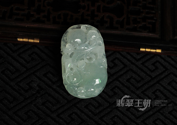 冰种晴水缅甸翡翠螭龙挂件