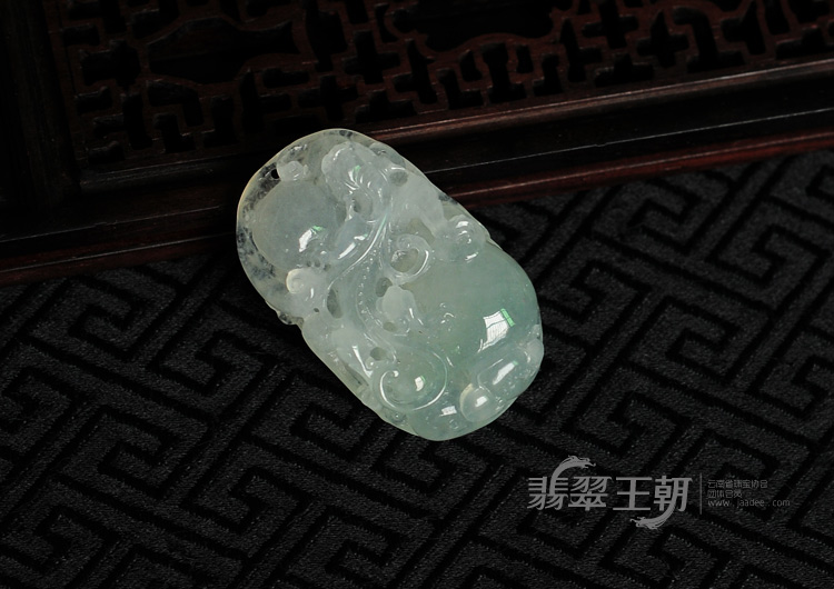 冰种晴水缅甸翡翠螭龙挂件