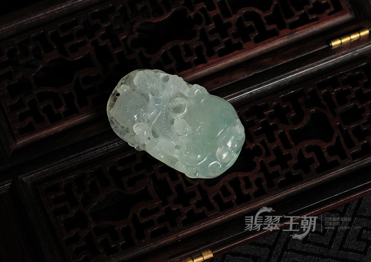 冰种晴水缅甸翡翠螭龙挂件