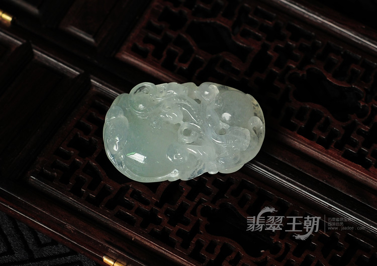 冰种晴水缅甸翡翠螭龙挂件