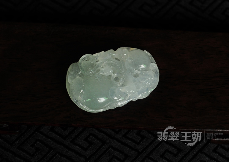 冰种晴水缅甸翡翠螭龙挂件