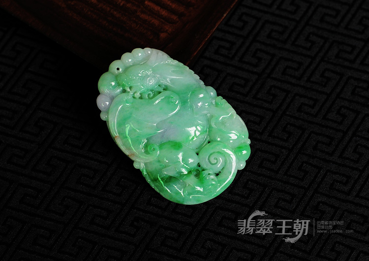 糯冰种春带彩缅甸翡翠飞龙在天挂件