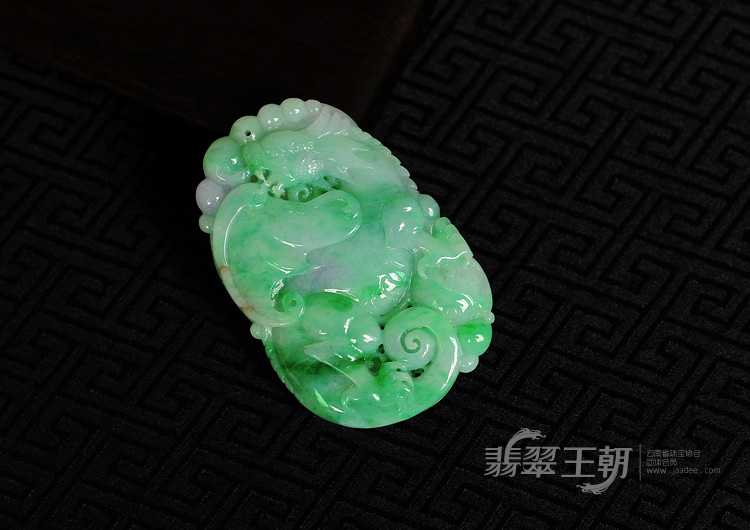 糯冰种春带彩缅甸翡翠飞龙在天挂件