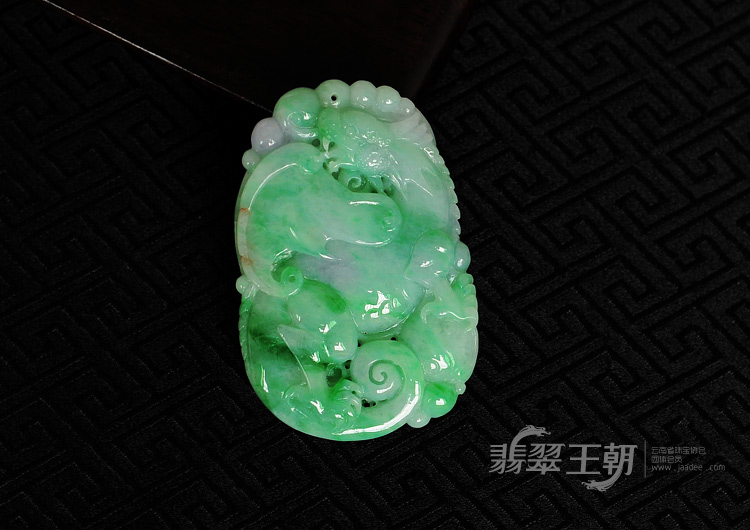 糯冰种春带彩缅甸翡翠飞龙在天挂件