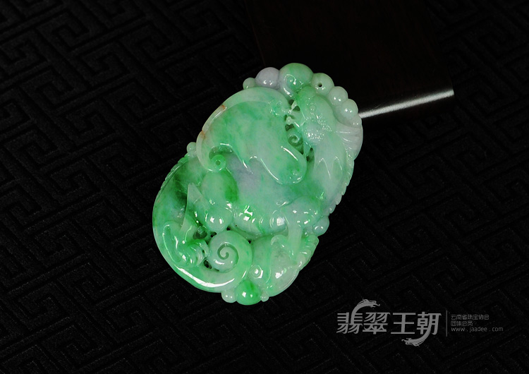 糯冰种春带彩缅甸翡翠飞龙在天挂件