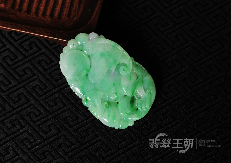 糯冰种春带彩缅甸翡翠飞龙在天挂件