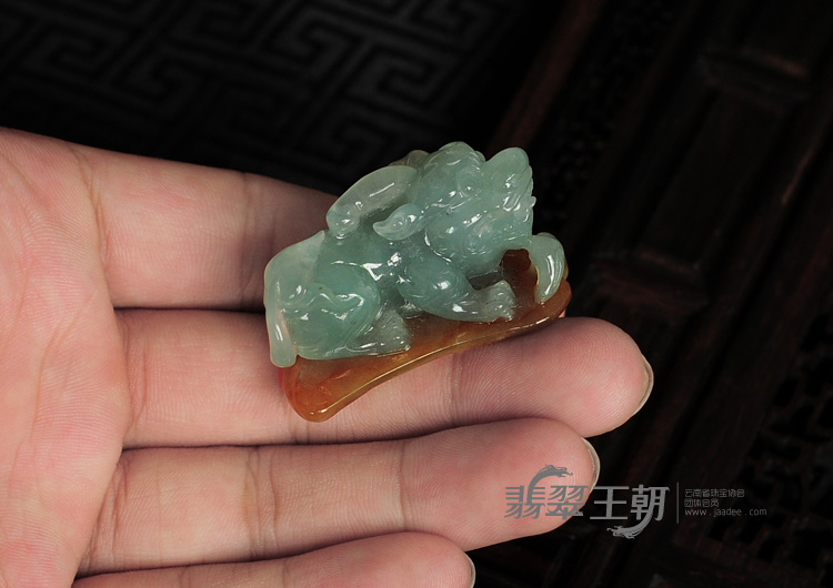 冰种黄翡晴水缅甸翡翠貔貅挂件