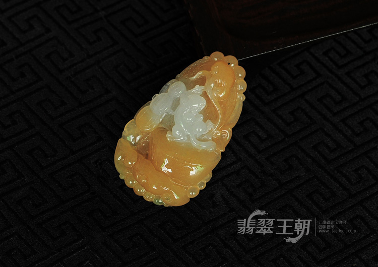 糯冰种黄翡缅甸翡翠招财进宝挂件