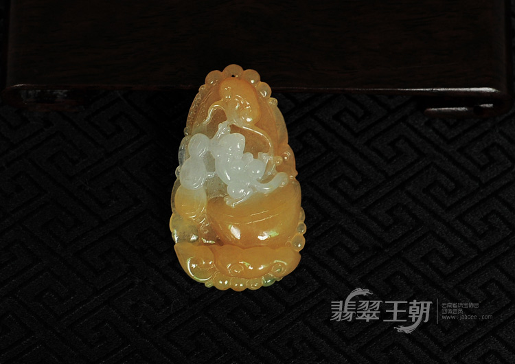 糯冰种黄翡缅甸翡翠招财进宝挂件