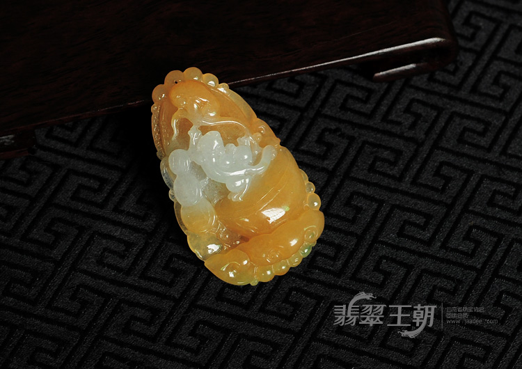 糯冰种黄翡缅甸翡翠招财进宝挂件