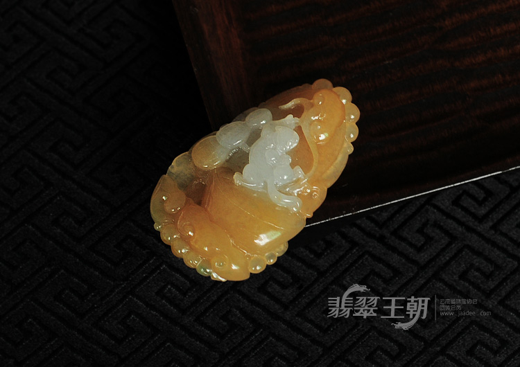 糯冰种黄翡缅甸翡翠招财进宝挂件