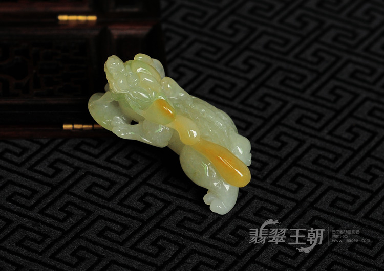 糯冰种黄翡晴水缅甸翡翠貔貅挂件