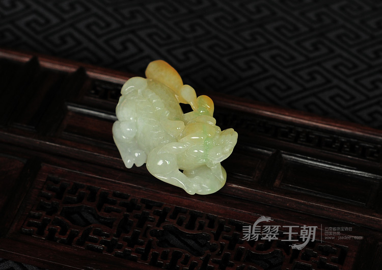 糯冰种黄翡晴水缅甸翡翠貔貅挂件
