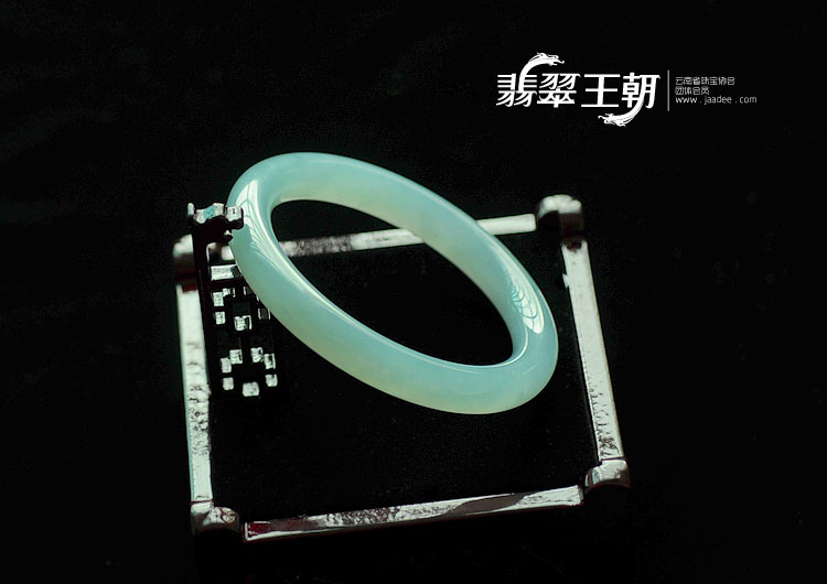 糯冰种蓝晴水缅甸翡翠圆条手镯(55)