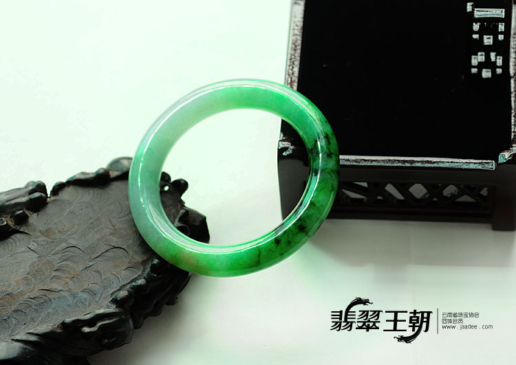 糯冰种翠色缅甸翡翠手镯(53.7)