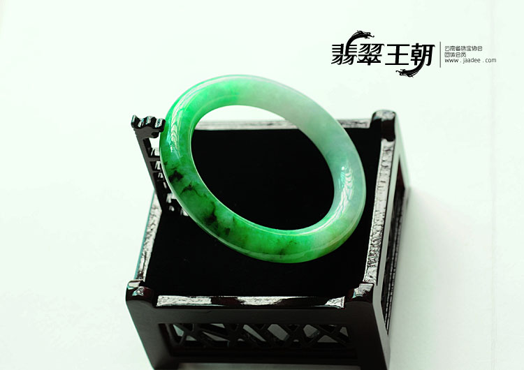糯冰种翠色缅甸翡翠手镯(53.7)