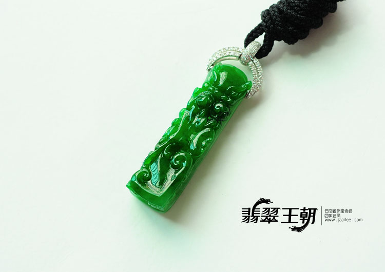糯冰种满绿缅甸翡翠包白金龙钩挂件（真钻）