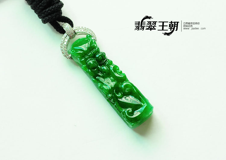 糯冰种满绿缅甸翡翠包白金龙钩挂件（真钻）