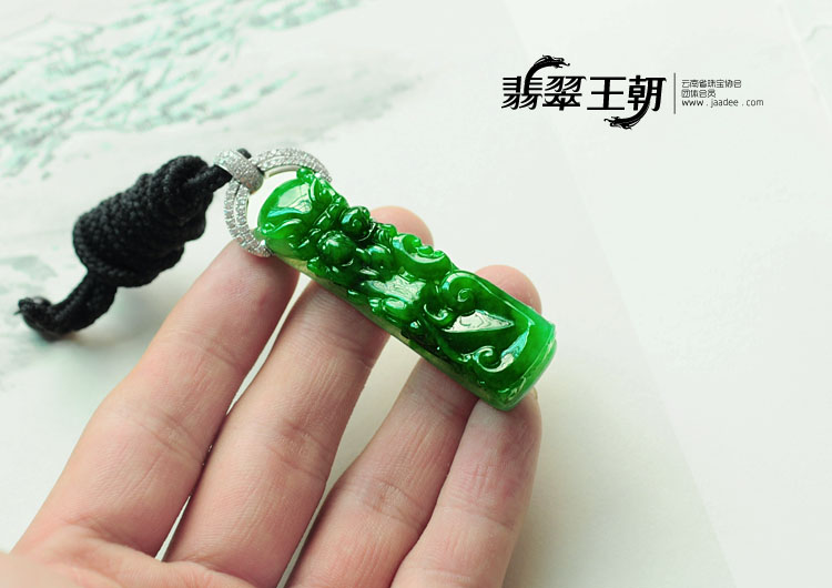 糯冰种满绿缅甸翡翠包白金龙钩挂件（真钻）