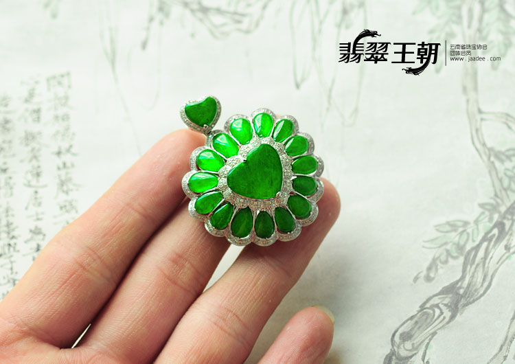 玻璃种阳绿缅甸翡翠包白金心心相印挂件（真钻）